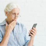 Při jízdě autem se může hodit pro seniory tlačítkový telefon